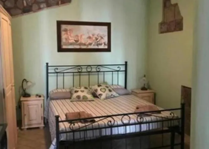 casa rosa in stile siciliano vicino giardini e Taormina